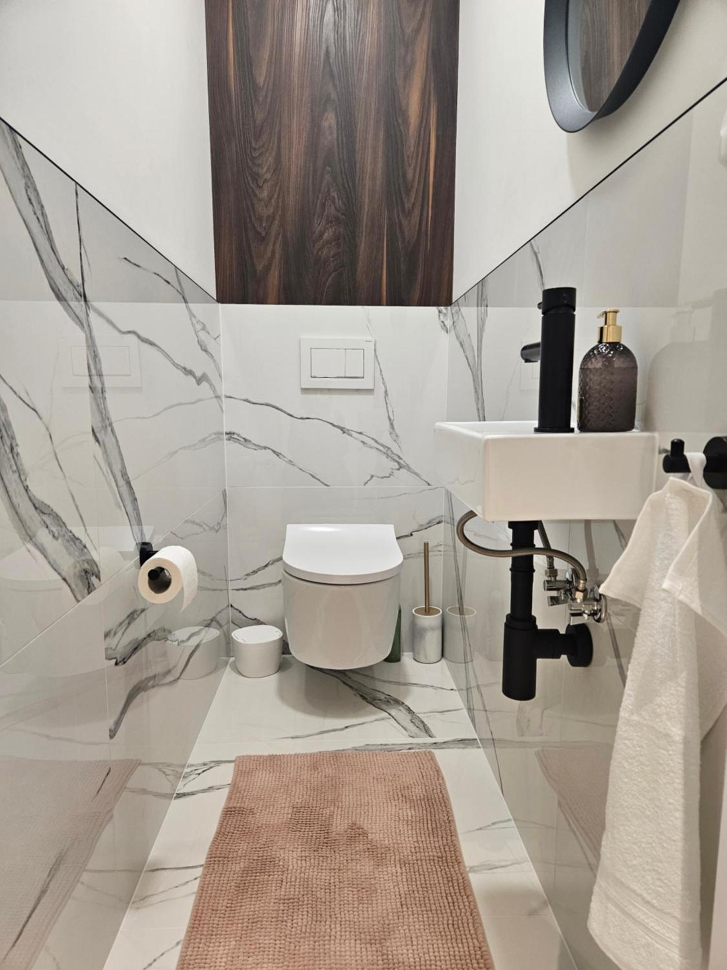 Rose Luxury Apartment & 24H Self Check-In With Private Parking Banská Bystrica Exterior foto