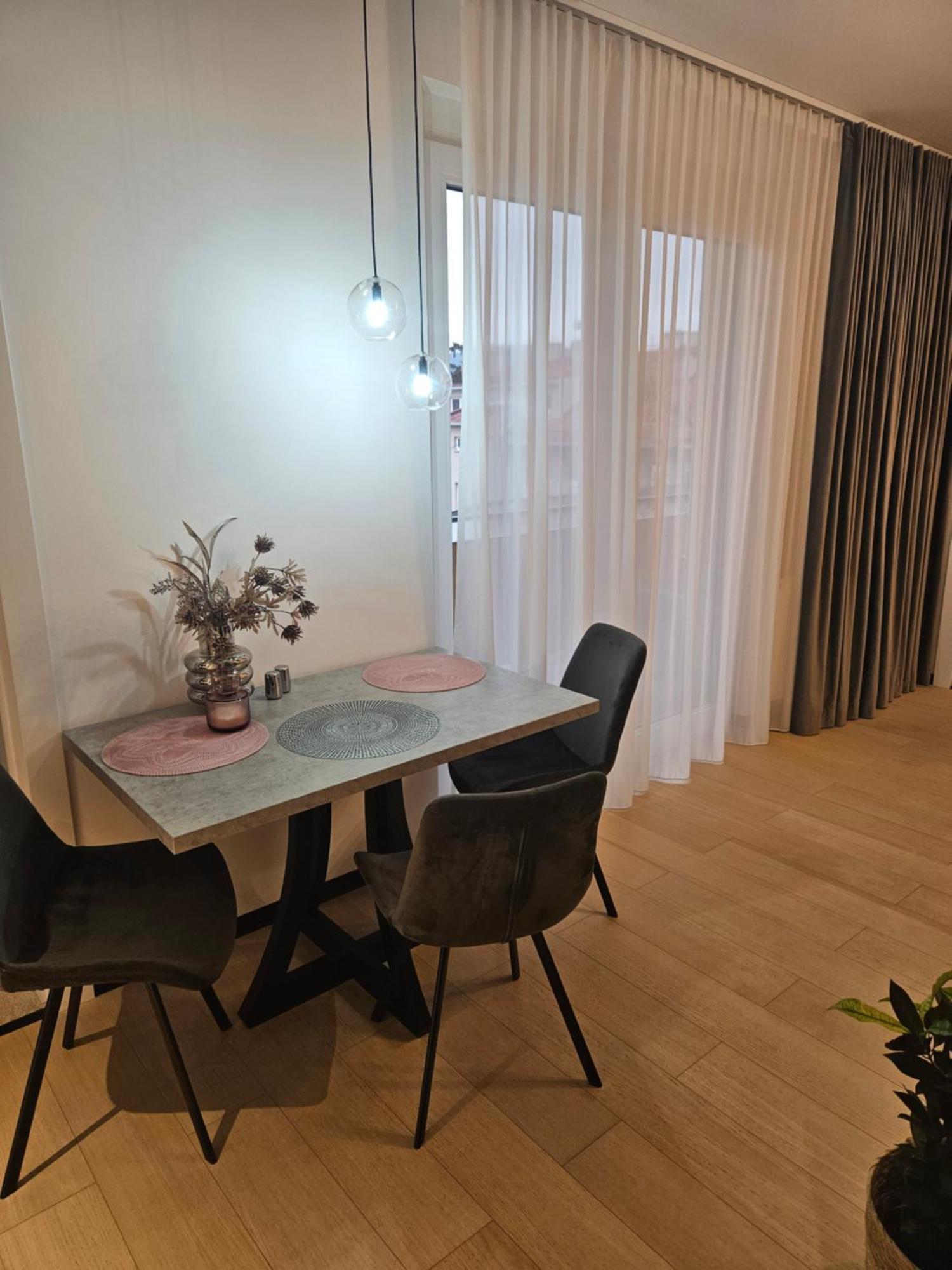 Rose Luxury Apartment & 24H Self Check-In With Private Parking Banská Bystrica Exterior foto