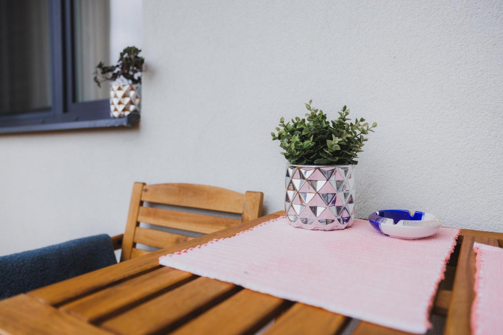 Rose Luxury Apartment & 24H Self Check-In With Private Parking Banská Bystrica Exterior foto